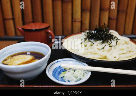 Un plat de udon froid avec sauce au yama-imo (yam de montagne râpé) dans un restaurant traditionnel à Shinjuku, Japon Banque D'Images