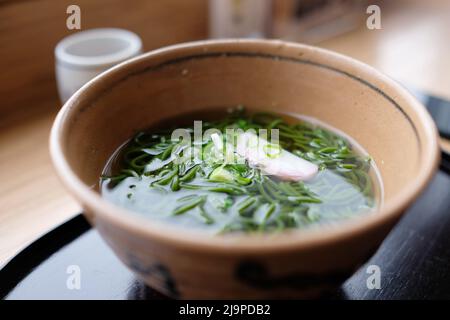 Un bol de matcha soba dans un bouillon de thé gyokuro chaud à Tsujiri, un restaurant japonais traditionnel au Daimyo Department Store à la gare de Tokyo - Marunouchi Banque D'Images