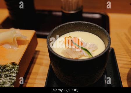 Un bol de chawanmushi (crème aux œufs japonais) servi comme apéritif à Itamae, un restaurant de sushis à Shinjuku - Tokyo, Japon Banque D'Images