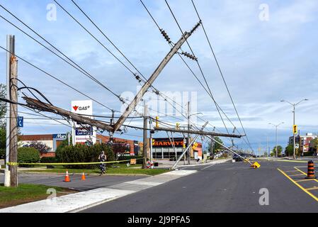 Ottawa, Canada - le 22 mai 2022 : lignes électriques et feux de circulation sur le chemin Merivale, une rue très fréquentée de l'extrémité ouest d'Ottawa après une tempête grave appelée derecho qui a traversé la région et qui a causé beaucoup de dommages et de coupures de courant la veille. Banque D'Images