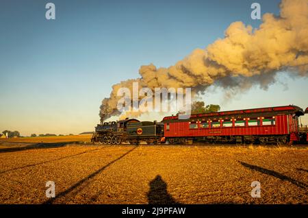 Ronks, Pennsylvanie, le 2020 octobre - Une vue d'un train à vapeur de passagers antique de fumée soufflant passe de voyage à Sunrise lors d'une belle journée sans nuages Banque D'Images