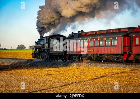 Ronks, Pennsylvanie, octobre 2020 - Un billet de voyage pour un train à vapeur de passagers antique à lever du soleil lors d'une belle journée partiellement nuageux Banque D'Images