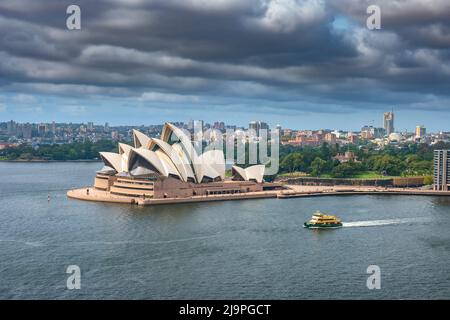 Sydney, Australie - 23 mars 2022 : vue aérienne de l'Opéra de Sydney avec nuage de tempête Banque D'Images