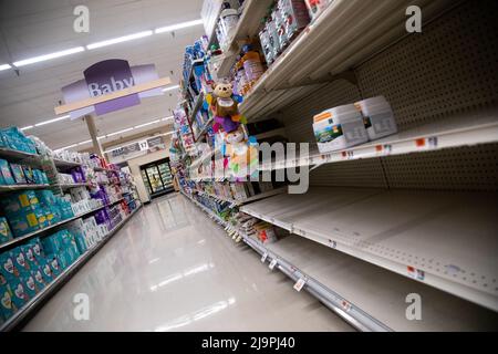 New York, États-Unis. 24th mai 2022. Les tablettes sont vides dans une épicerie lors d'une pénurie de lait maternisé dans le quartier de Brooklyn, New York, aux États-Unis, le 24 mai 2022. La ville de New York, la ville la plus peuplée des États-Unis, est entrée dans un état d'urgence en raison de la pénurie de lait maternisé dans le pays. Credit: Michael Nagle/Xinhua/Alay Live News Banque D'Images