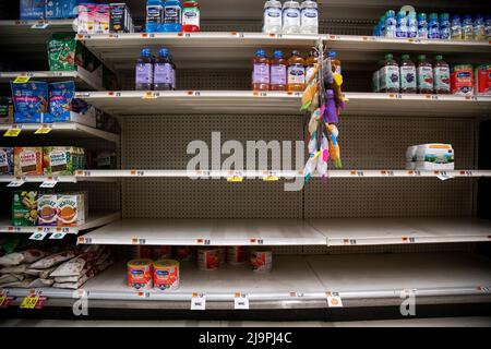 New York, États-Unis. 24th mai 2022. Les tablettes sont vides dans une épicerie lors d'une pénurie de lait maternisé dans le quartier de Brooklyn, New York, aux États-Unis, le 24 mai 2022. La ville de New York, la ville la plus peuplée des États-Unis, est entrée dans un état d'urgence en raison de la pénurie de lait maternisé dans le pays. Credit: Michael Nagle/Xinhua/Alay Live News Banque D'Images