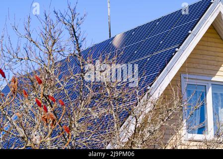 Maison familiale unique avec système solaire ou système photovoltaïque. Panneaux solaires sur le toit de la maison Banque D'Images