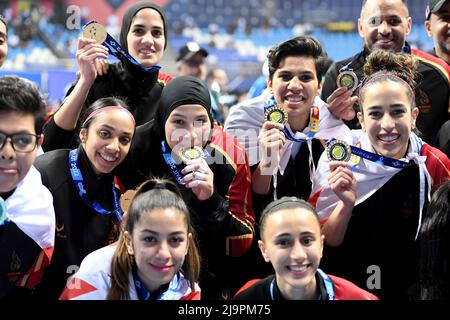 Gouvernorat de Moubarak Al Kabeer. 25th mai 2022. Les joueurs de Bahreïn célèbrent avec les médailles d'or après avoir remporté le match final du futsal féminin entre le Koweït et Bahreïn lors des troisième Jeux du Conseil de coopération du Golfe (CCG) dans le gouvernorat de Moubarak Al-Kabeer, au Koweït, le 24 mai 2022. Credit: Ghazy Qaffaf/Xinhua/Alamy Live News Banque D'Images