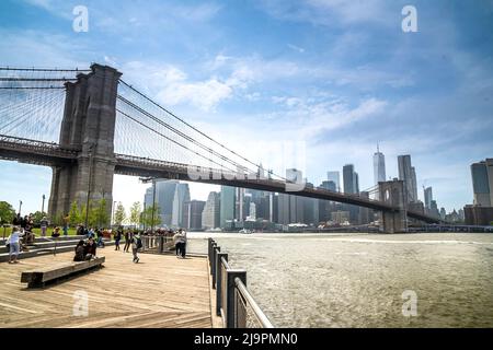 Brooklyn, NY - États-Unis - 20 mai 2022 vue du pont de Brooklyn depuis le côté Brooklyn de l'East River à New York. Horizon de Manhattan dans le dis Banque D'Images