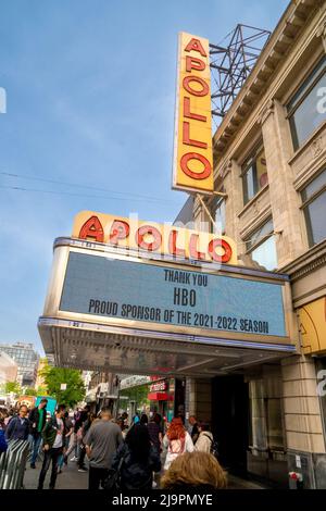 New York, NY - USA - 20 mai 2022 vue verticale de l'emblématique Apollo Theatre, une célèbre salle de musique dans le quartier Harlem de Manhattan à New York Banque D'Images