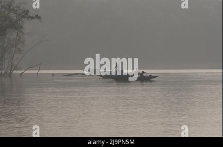 Bateaux de pêche sur la rivière au parc national de Sundarbans, Bangladesh. Banque D'Images