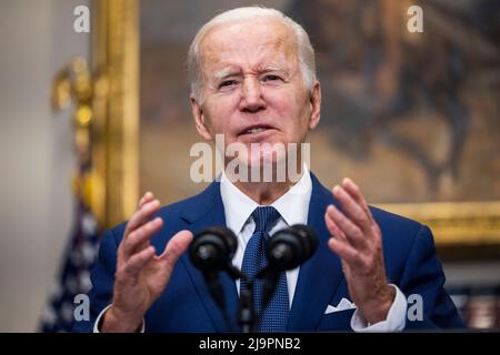 Washington, DC, États-Unis. 24th mai 2022. LE président AMÉRICAIN Joe Biden s'adresse à la nation au sujet des fusillades de masse à Uvalde, Texas, dans la salle Roosevelt à Washington, DC, USA, 24 mai 2022. Credit: Jim LoScalzo/Pool via CNP/dpa/Alay Live News Banque D'Images