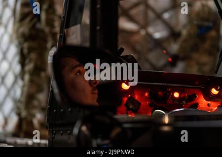 Sergent d'état-major de la Force aérienne des États-Unis Ryan Hettenbaugh, superviseur des services de rampe de l'escadron aérien du 721st Port, pilote un chargeur d'avion Tunner avec des palettes de préparation pour nourrissons à la base aérienne de Ramstein, en Allemagne, le 22 mai 2022. La préparation pour nourrissons est arrivée de Suisse dans le cadre de l’opération Fly Formula du gouvernement des États-Unis pour transporter rapidement la préparation pour nourrissons aux États-Unis en raison de pénuries importantes dans ce pays. Des centaines de boîtes de lait maternisé ont été déchargées et palettisées pour le transport pendant l'opération Fly Formula, une opération visant à importer rapidement des préparations pour nourrissons aux États-Unis qui répond à la norme américaine Health and sa Banque D'Images