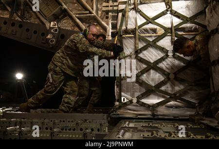 Des aviateurs de la US Air Force affectés à l'escadron du port aérien 721st chargent une palette de préparation pour nourrissons sur un avion C-17 Globemaster lll affecté à la base conjointe Pearl Harbor-Hickam, Hawaii, à la base aérienne de Ramstein, en Allemagne, le 22 mai 2022. Le Président des États-Unis a lancé l'opération Fly Formula pour accélérer l'importation de lait infantile de l'Europe aux États-Unis en raison de pénuries critiques dans ce pays. Ces formules ont été priorisées parce qu'elles servent un but médical critique et sont en manque aux États-Unis en raison de la fermeture de l'usine Abbott Sturgis. (É.-U. Photo de la Force aérienne b Banque D'Images