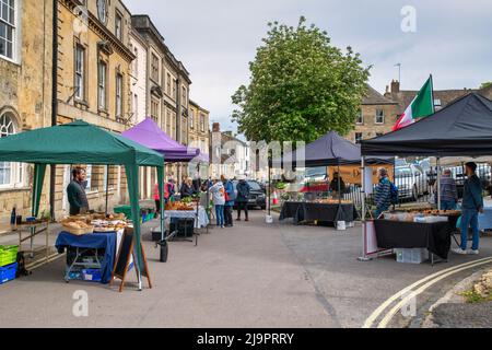 Marché agricole le long de la rue du marché. Activation de Norton. Cotswolds, Oxfordshire, Angleterre Banque D'Images