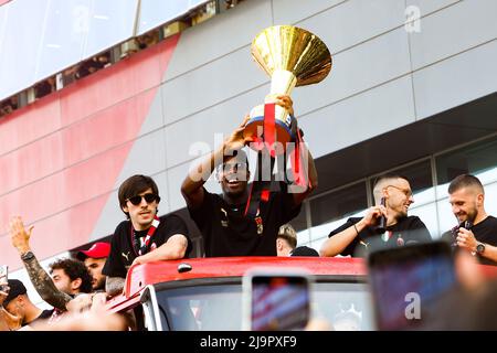 Départ du bus découvert de Casa Milan pour la célébration de la Scudetto de l'AC Milan à Milan, Italie, le 23 2022 mai Banque D'Images