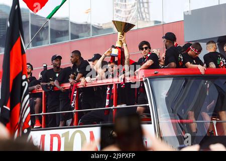 Départ du bus découvert de Casa Milan pour la célébration de la Scudetto de l'AC Milan à Milan, Italie, le 23 2022 mai Banque D'Images