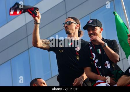 Départ du bus découvert de Casa Milan pour la célébration de la Scudetto de l'AC Milan à Milan, Italie, le 23 2022 mai Banque D'Images