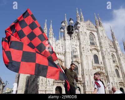 Milan, Italie. 23rd mai 2022. Les fans de l'AC Milan célèbrent lors de la série A Victory Parade le 23 mai 2022 à Milan, en Italie. © photo: Cinzia Camela. Crédit : Agence photo indépendante/Alamy Live News Banque D'Images