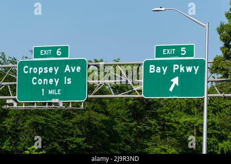 Panneaux d'autoroute - indications pour Coney Island Banque D'Images
