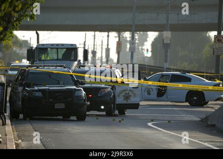 La bande de scène de crime entoure le lieu de la fusillade impliquant un officier de la California Highway Patrol à Ford Blvd. Et troisième, mardi 24 mai 2022, à Los Angeles. Banque D'Images