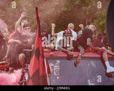 Milan, Italie. 23rd mai 2022. Les joueurs de l'AC Milan célèbrent lors de la série A Victory Parade le 23 mai 2022 à Milan, en Italie. © photo: Cinzia Camela. Crédit : Agence photo indépendante/Alamy Live News Banque D'Images
