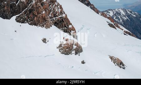 Empress Hut est le seul refuge sur le glacier Hooker. Une base idéale pour de nombreuses aventures. Banque D'Images