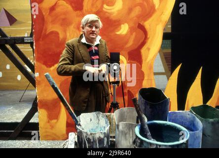 David Hockney travaille sur des décors pour la production de Glyndebourne de l'opéra la Flûte enchantée de Mozart en 12/1977 Banque D'Images