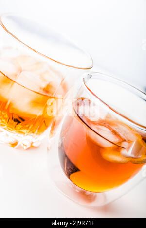 Deux verres de whisky différents. Banque D'Images