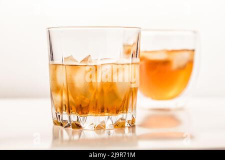 Deux verres de whisky différents. Banque D'Images