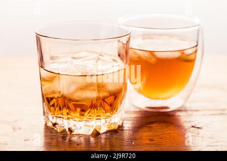 Deux verres de whisky différents. Banque D'Images