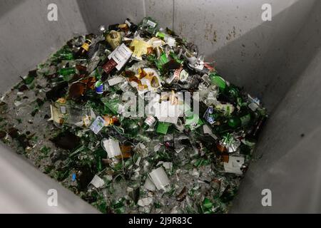 Bucarest, Roumanie - 25 mai 2022 : déchets de verre déchiquetés par une machine et prêts à être recyclés. Banque D'Images