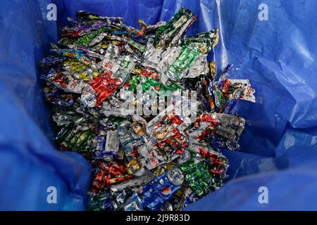 Bucarest, Roumanie - 25 mai 2022 : déchets de boîtes en aluminium compactés par une machine et prêts à être recyclés. Banque D'Images