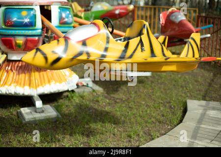 Attractions pour enfants dans le parc. Un avion de jeu pour les enfants. Un endroit amusant pour se détendre. Banque D'Images