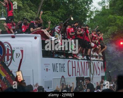 Milan, Italie. 23rd mai 2022. Les fans de l'AC Milan célèbrent lors de la série A Victory Parade le 23 mai 2022 à Milan, en Italie. © photo: Cinzia Camela. Crédit : Agence photo indépendante/Alamy Live News Banque D'Images