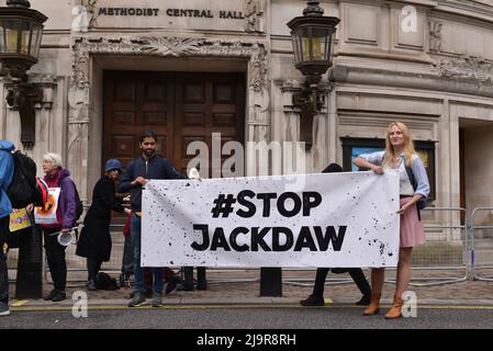 Les manifestants tiennent la bannière lors de la manifestation. Extinction les manifestants de la rébellion se sont rassemblés au Methodist Central Hall Westminster à Londres pour mettre fin à l'assemblée générale annuelle de Shell. Banque D'Images