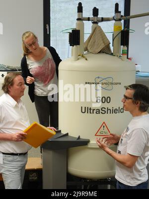 23 Mai 2022, Saxe, Leipzig: À l'Institut de chimie analytique de l'Université de Leipzig, Jörg Matysik, Patricia Falkenstein et Christian Sonnendecker (l-r) stand à un spectromètre RMN (résonance magnétique nucléaire), qui est utilisé pour étudier la structure et la fonction élucidation des enzymes dégradantes pour les plastiques PET. Pour le plastique léger, qui est utilisé pour l'emballage alimentaire et les bouteilles de boissons, entre autres applications, les scientifiques ont découvert une enzyme très efficace dans les piles de compost qui dégrade le plastique PET en un temps record. L'enzyme PHL7 pourrait faire de la recyclabilité biologique de PET Banque D'Images