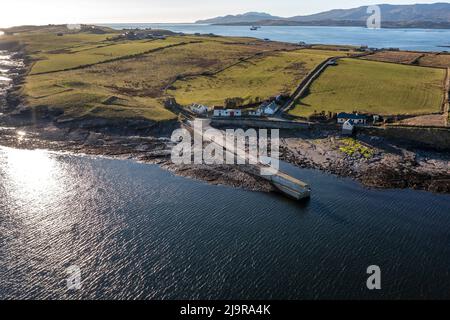 Vue aérienne de la jetée de Ballysaggart et du troisième ordre franciscain du 15th siècle demeure à St Johns point dans le comté de Donegal - Irlande Banque D'Images