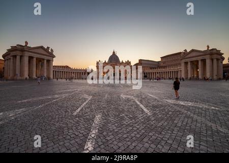 Place Saint-Pierre dans la Cité du Vatican. Horizon avec colonnade et basilique Saint-Pierre en début de soirée tranquille. Banque D'Images