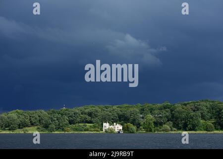 24 mai 2022, Brandebourg, Potsdam : des nuages sombres passent au-dessus du parc situé au Tiefen See et au petit palais de Babelsberg. Le temps à Berlin et dans le Brandebourg reste variable. Selon les prévisions du Service météorologique allemand (DWD), mercredi commencera avec un mélange de soleil et de nuages et surtout sec. Vers midi et dans l'après-midi, cependant, il peut pleuvoir et parfois orageux brièvement. Le jour de l'Ascension, selon les prévisions, un mélange de soleil et de nuages est attendu. Avec des températures entre 20 et 22 degrés, les vacances sont idéales pour les excursions en plein air. Photo: Soeren St Banque D'Images