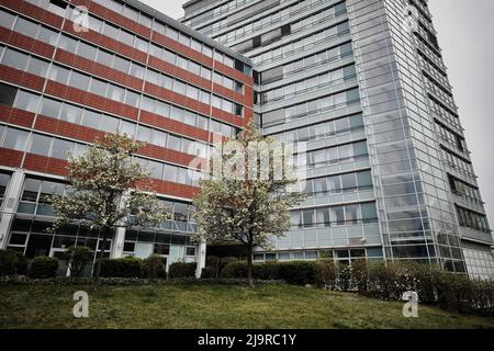 Berlin, Allemagne. 15th avril 2022. Des arbres fleuris se trouvent en face d'un bâtiment du 'Deutsche Rentenversicherung Bund' dans le quartier de Lichtenberg. Credit: Stefan Jaitner/dpa/Alay Live News Banque D'Images