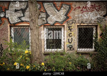 Berlin, Allemagne. 15th avril 2022. Les fenêtres d'un ancien bâtiment d'atelier dans le district de Lichtenberg sont barrée. Credit: Stefan Jaitner/dpa/Alay Live News Banque D'Images