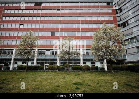 Berlin, Allemagne. 15th avril 2022. Des arbres fleuris se trouvent en face d'un bâtiment du 'Deutsche Rentenversicherung Bund' dans le quartier de Lichtenberg. Credit: Stefan Jaitner/dpa/Alay Live News Banque D'Images