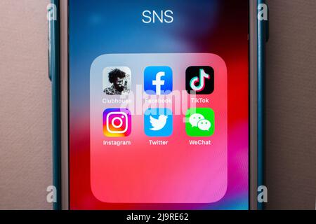 Kumamoto, JAPON - Fév 3 2021 : les applications de réseau social populaires (application Clubhouse, Facebook, TikTok, Instagram, Twitter et WeChat) sur iPhone. Banque D'Images