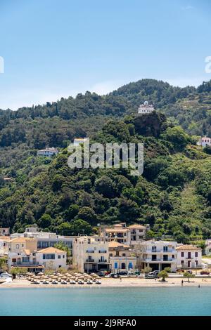 Griechenland, Insel Samos, Karlovasi (Karlovassi), Limani Karlovasiou, Strand beim Fährhafen und Blick auf Alonaki, den 'Lykabettus Karlovasi' im Orts Banque D'Images