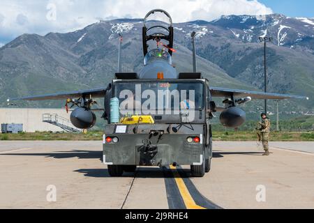 Les aviateurs du groupe de maintenance de l'aile de combat 366th, base aérienne de Mountain Home, Idaho, reçoivent et entretiennent des avions après les opérations de vol pendant l'exercice Raging Gunfighter 22-2, à la base aérienne de Hill, Utah, le 21 mai 2022. Raging Gunfighter démontre la nécessité pour notre force de pouvoir s’intégrer rapidement, établir des logistiques et des communications au sein d’un hub de commandement et de contrôle d’un théâtre, recevoir des forces de suivi, continuer à générer la mission et projeter la puissance de combat dans tous les domaines. (É.-U. Photo de la Force aérienne par le sergent d'état-major. Joshua Hoskins) Banque D'Images