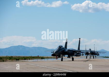 Les aviateurs du groupe de maintenance de l'aile de combat 366th, base aérienne de Mountain Home, Idaho, reçoivent et entretiennent des avions après les opérations de vol pendant l'exercice Raging Gunfighter 22-2, à la base aérienne de Hill, Utah, le 21 mai 2022. Raging Gunfighter démontre la nécessité pour notre force de pouvoir s’intégrer rapidement, établir des logistiques et des communications au sein d’un hub de commandement et de contrôle d’un théâtre, recevoir des forces de suivi, continuer à générer la mission et projeter la puissance de combat dans tous les domaines. (É.-U. Photo de la Force aérienne par le sergent d'état-major. Joshua Hoskins) Banque D'Images