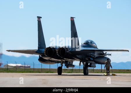 Les aviateurs du groupe de maintenance de l'aile de combat 366th, base aérienne de Mountain Home, Idaho, reçoivent et entretiennent des avions après les opérations de vol pendant l'exercice Raging Gunfighter 22-2, à la base aérienne de Hill, Utah, le 21 mai 2022. Raging Gunfighter démontre la nécessité pour notre force de pouvoir s’intégrer rapidement, établir des logistiques et des communications au sein d’un hub de commandement et de contrôle d’un théâtre, recevoir des forces de suivi, continuer à générer la mission et projeter la puissance de combat dans tous les domaines. (É.-U. Photo de la Force aérienne par le sergent d'état-major. Joshua Hoskins) Banque D'Images