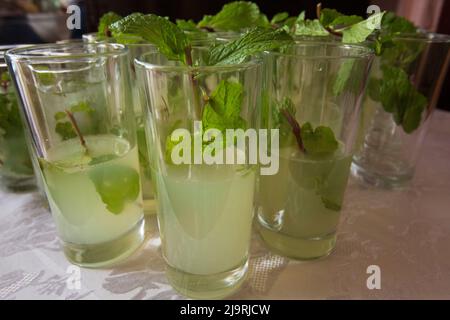 Cuba, la Havane, menthe dans des verres au bar, avant de mélanger les cocktails Mojito Banque D'Images
