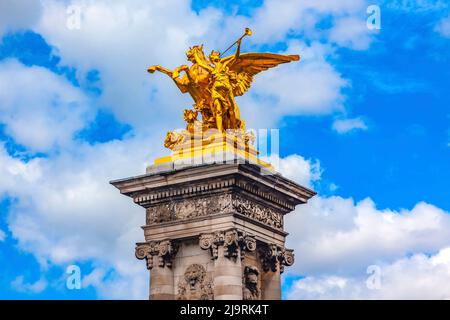 Statue de cheval ailé de la renommée d'or, Pont Alexandre III, Paris, France. Pont sur la Seine au-dessus de Paris, construit en 1900 Banque D'Images