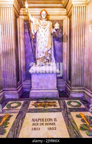 Tombe de Napoléon II, statue de l'empereur Napoléon I, les Invalides, Paris, France. Le roi Louis IV a créé l'église 1670. Est devenu un musée militaire avec des tombeaux de Banque D'Images